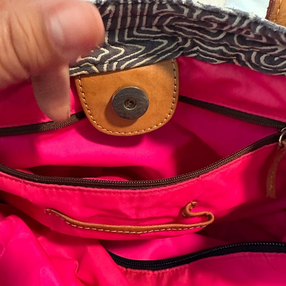 Dooney and Bourke scribble pattern tote with small bag included - Picture 8 of 15